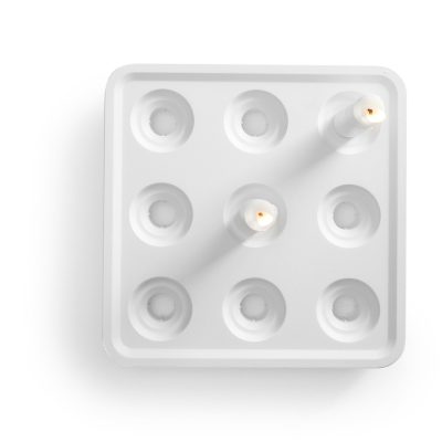 Stumpastake Small Pulverlackad Vit Aluminium för 9 ljus Från Born in Sweden