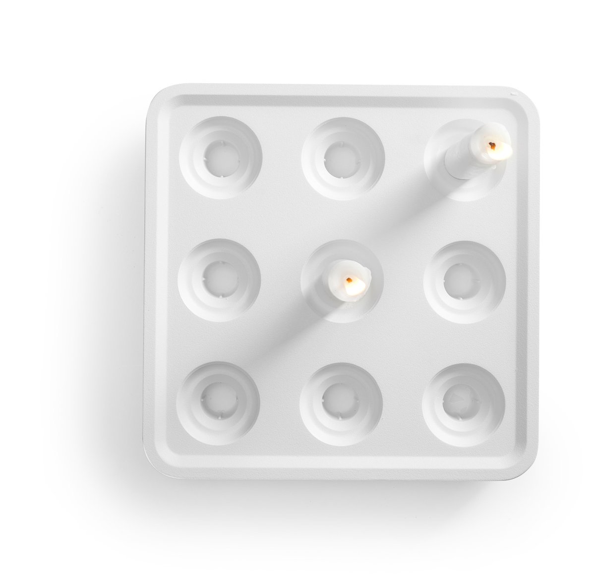 Stumpastake Small Pulverlackad Vit Aluminium för 9 ljus Från Born in Sweden