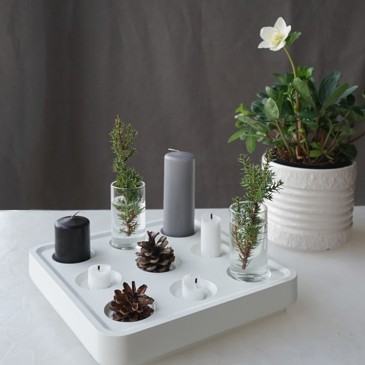 Stumpastake Small Pulverlackad Vit Aluminium för 9 ljus Från Born in Sweden - Bild 3