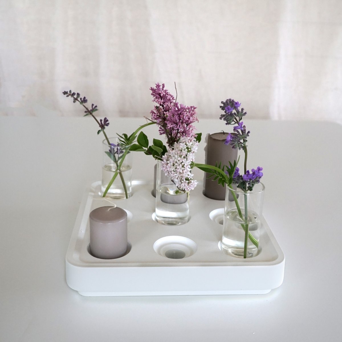 Stumpastake Small Pulverlackad Vit Aluminium för 9 ljus Från Born in Sweden - Bild 2